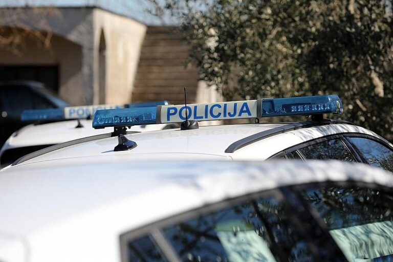 Split: Muškarac tokom ispitivanja u policijskoj stanici progutao kesicu s drogom, preminuo je