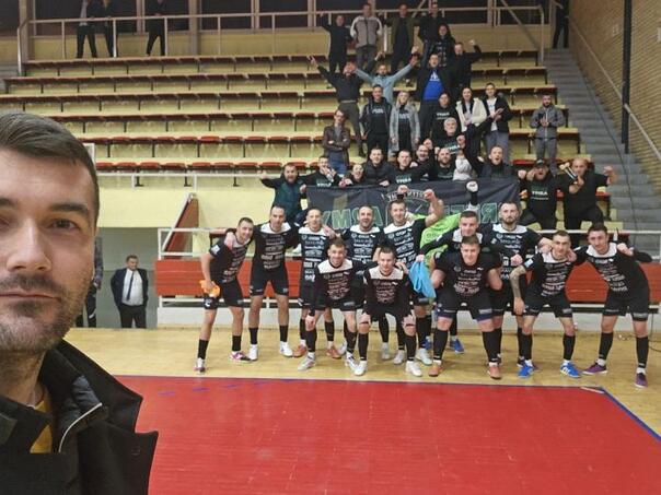 Sramota navijača Zrinjskog: Pokušali ukrasti zastavu KMF Viteza pa se osramotili