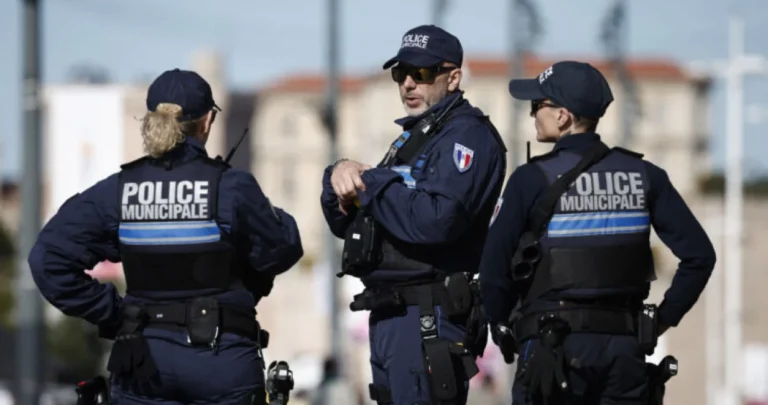 Strašno: Primjerci Kur’ana pocijepani i bačeni u džamiji