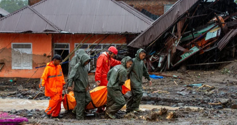 Užasni prizori iz Azije: U poplavama poginulo najmanje 900 ljudi, traga se za stotinama