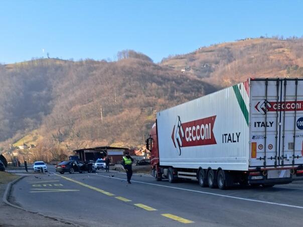 U sudaru kod Topčić polja dvoje povrijeđenih, saobraćaj obustavljen