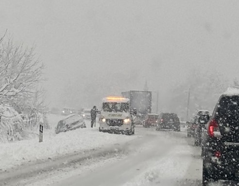 ZBOG TEŠKIH USLOVA NA M-17: Saobraćajna nezgoda kod Zenice, automobil sletio sa ceste