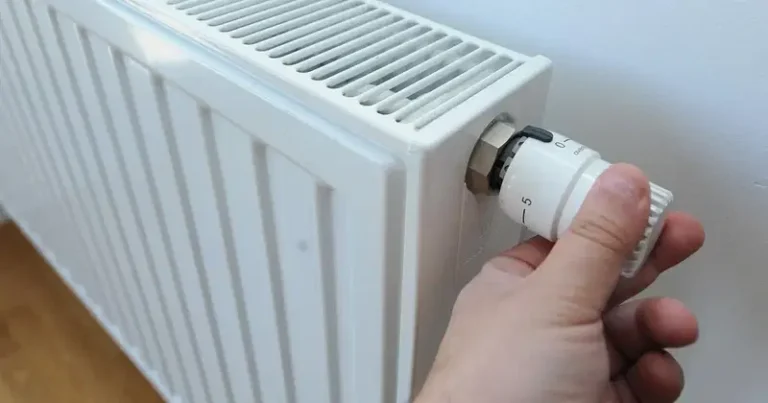 Je li isplativije održavati nižu temperaturu ili paliti grijanje po potrebi