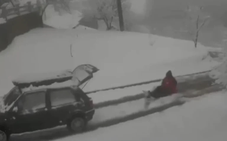 Kako Bosanci čiste snijeg: Sve što treba je Golf i ovaj ‘izum’