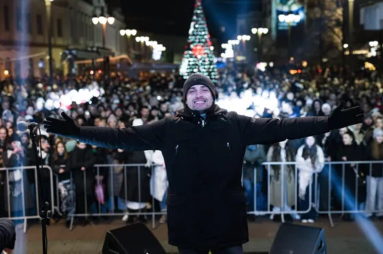 Spektakularan doček u Brčkom: Mirza Selimović pjesmom i emocijom uveo sugrađane u 2026. godinu