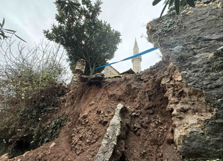 FOTO / Mostar: Srušio se zid u blizini džamije, izbjegnuta tragedija