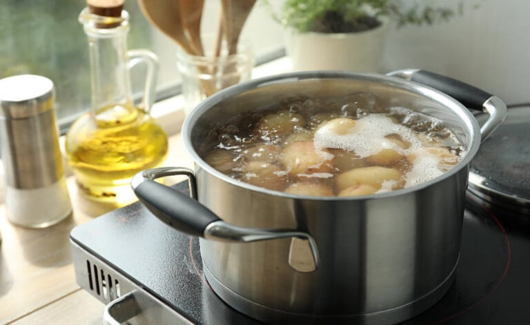 Trik od 2 sastojka za savršeno kuhan krompir koji se ne raspada