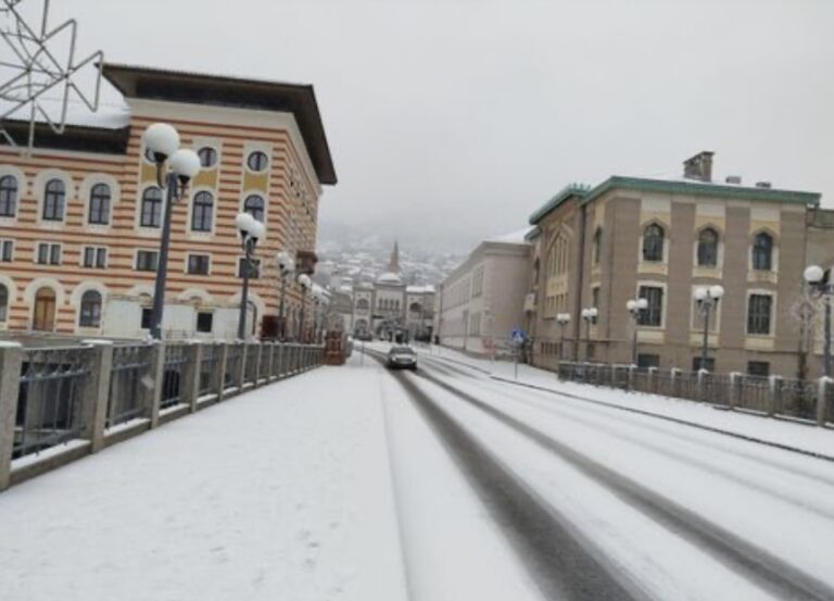 Snježna idila u Mostaru: Grad na Neretvi osvanuo pod bijelim pokrivačem