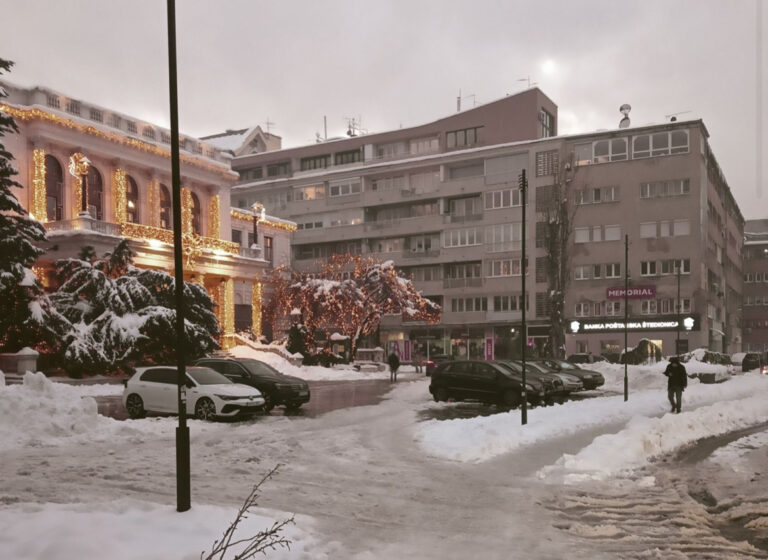 Ponovni slučaj nepropisnog parkiranja ispred Narodnog pozorišta u Sarajevu