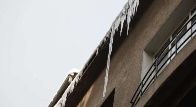 Oprez: Snijeg i ledenice prijete prolaznicima s krovova zgrada