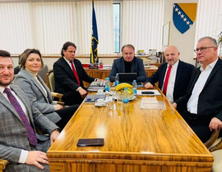 Paradoks Porezne uprave FBiH: Državna kasa puna, radnici na rubu strpljenja