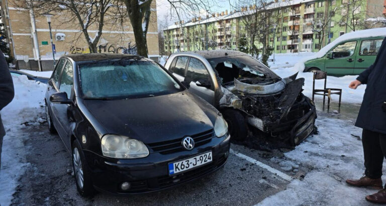 Uznemirujuća noć: Izgorio Smart, plamen se proširio i na parkirani Golf