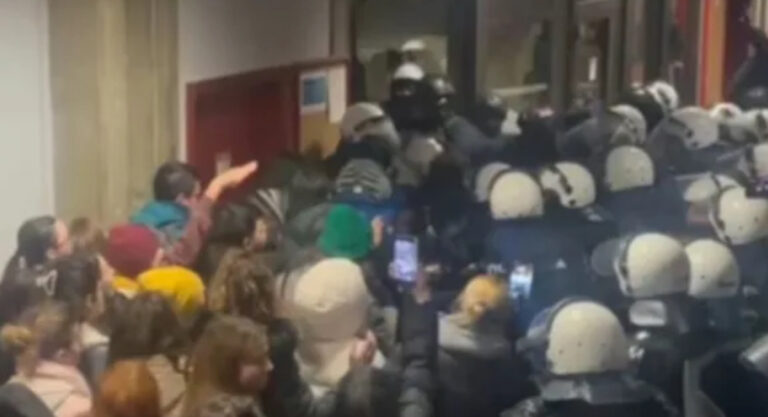 Haos: Pogledajte kako policija potiskuje i udara studente ispred fakulteta