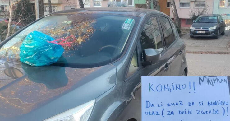 Poruku parking papku u bh. gradu: “Konjino. Džaba ti Austrija, kontaš”