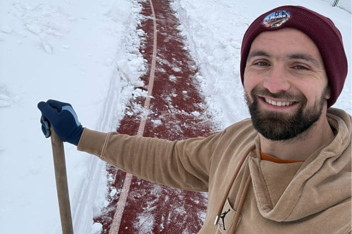 Amel Tuka primoran čistiti stazu zeničkog stadiona: “Ne ide na more ko ima, već ko je naučio”