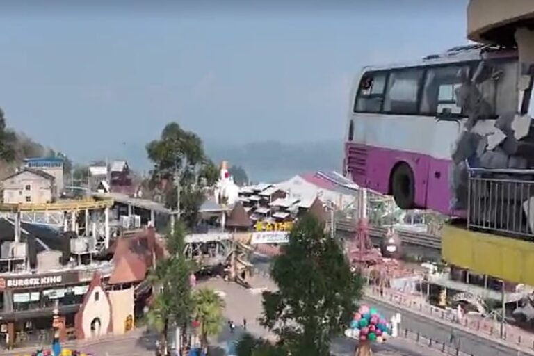 Autobus “zaglavljen” u fasadi zgrade postao turistička atrakcija u Kini, privlači brojne posjetioce