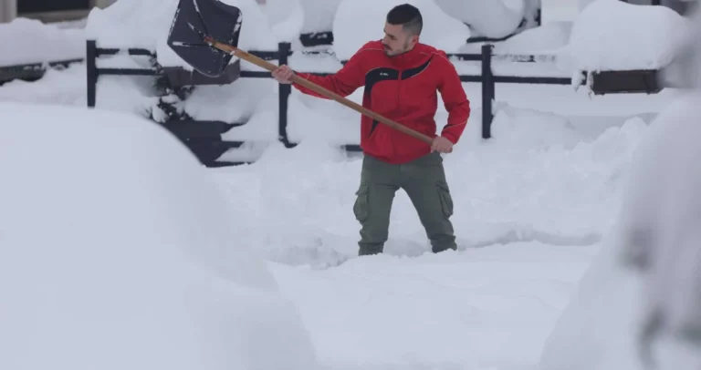Čija je obaveza čišćenje snijega: Kazne mogu biti paprene, evo šta zakon propisuje