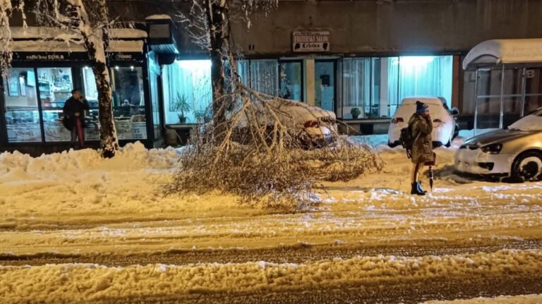 Ko želi čistiti snijeg za dnevnicu od 75 KM: “Radi se 7,5 sati”