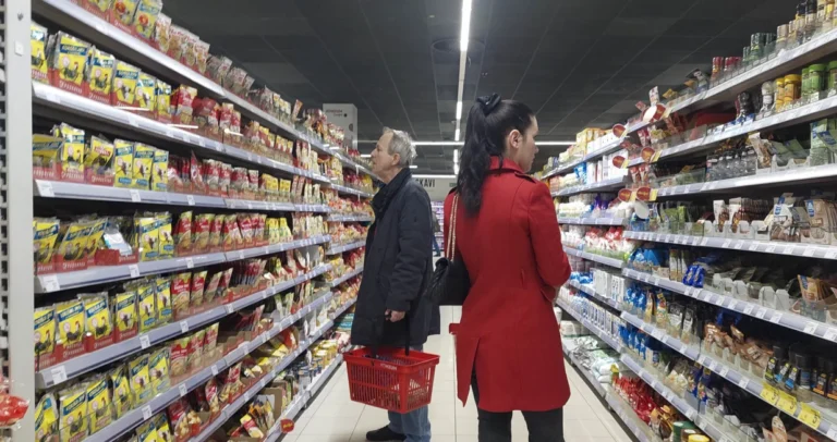 Kupovina postaje luksuz: Nekada smo za marku mogli napuniti kesu kiflama, a sada…