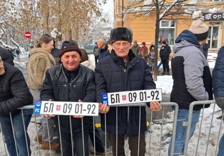 Na proslavi neustavnog dana RS pozirali sa registarskim tablicama Republike Srpske