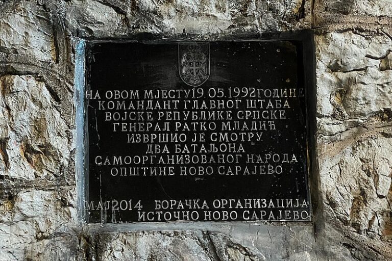 Neće biti istrage o ploči posvećenoj Mladiću: Tvrde da u doba postavljanja “nije bio ratni zločinac”