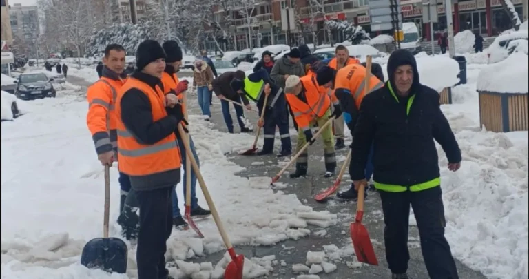 Ogroman odziv: Stotine Zeničana čistilo snijeg za dnevnicu od 75 KM