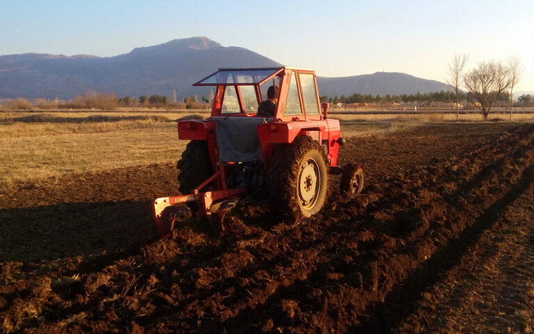 Otac uhapšen jer je šestogodišnjem sinu davao da vozi traktor