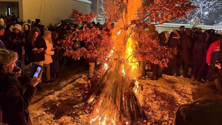 Pravoslavni vjernici u Tuzli zapalili badnjak