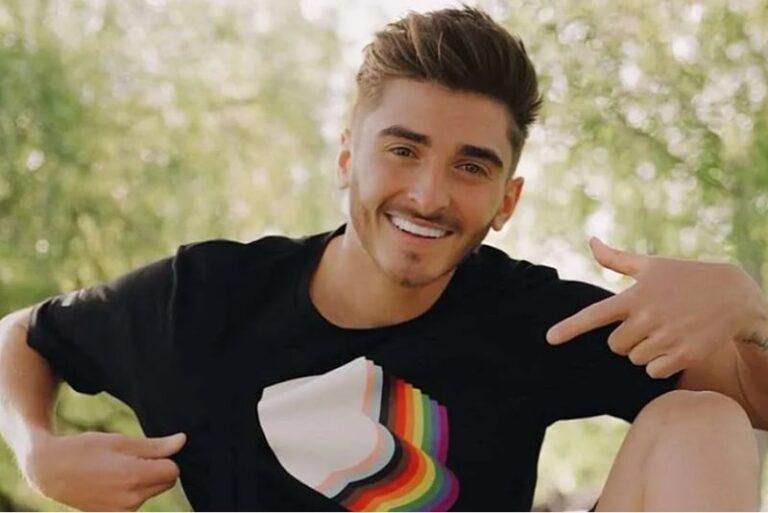 Prvi profesionalni gay nogometaš tvrdi da je izbačen iz bivšeg kluba zbog homofobije