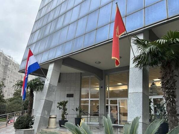 Zastava Hrvatske osvanula na zgradi opštine u Crnoj Gori