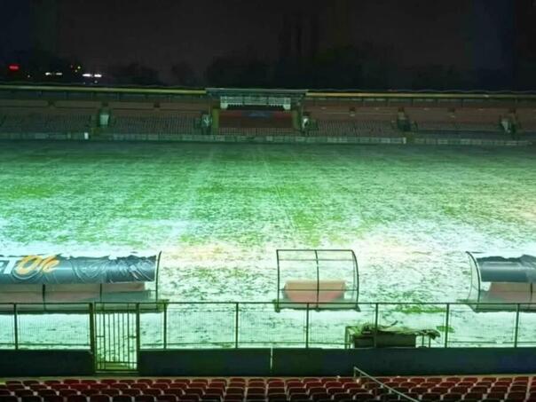 Grijači uklanjaju snijeg s travnjaka na Bilinom Polju pred meč s Italijom