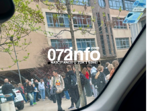 Foto s lica mjesta ispred jedne od škola u Zenici