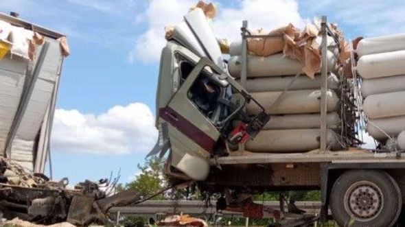 Sudarili se kamioni na autoputu: Vozač poginuo, kabina smrskana, zbog curenja gasa prijeti eksplozija