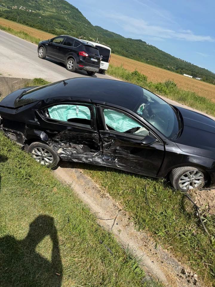 NOVA SAOBRAĆAJNA NEZGODA: Policija na licu mjesta, vozila smrskana