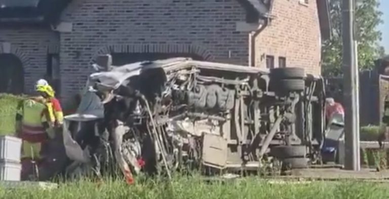 Stravična nesreća u Belgiji: Voz udario u školski autobus, više osoba poginulo