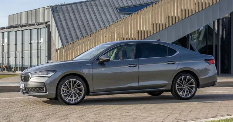Rektor Univerziteta časti se automobilom od skoro 100.000 KM