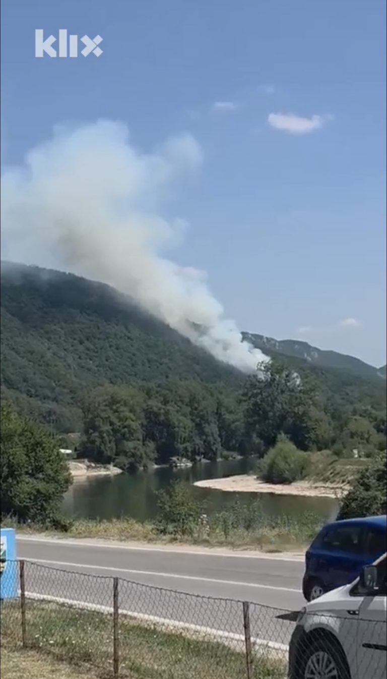 Požar kod Novog Goražda još nije pod kontrolom: Vatra prijetila kućama, širi se prema dalekovodu
