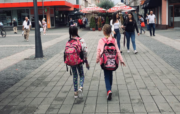 POZITIVNA PRIČA: Kćerke sveštenika i imama svakog dana idu u školu zajedno