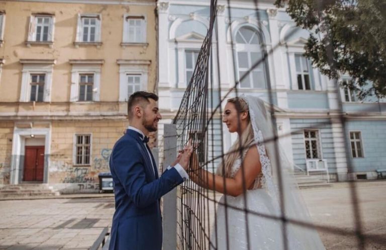 Fotografija godine stiže iz Travnika: Velika ljubav srušila ogradu podjele