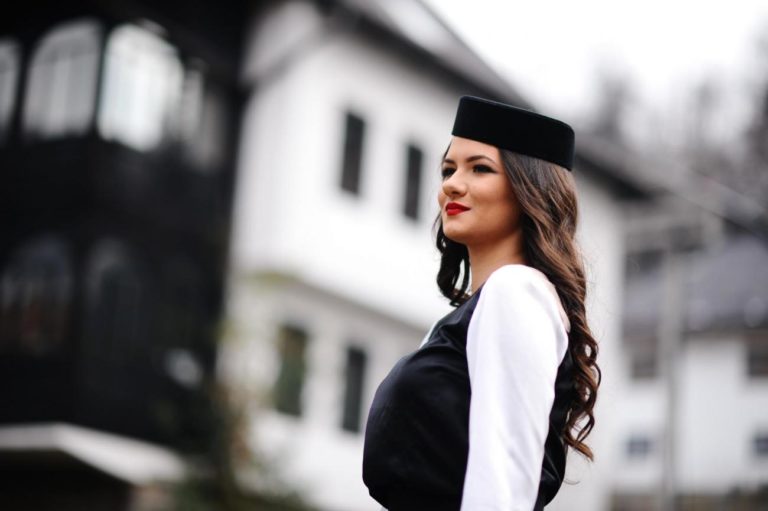 Nesvakidašnje zanimanje: Travničanka pravi moderne fesove i čuva višestoljetnu tradiciju