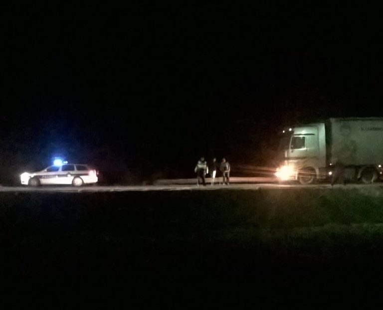 USLJED JAKOG VJETRA Palo stablo na M-17, oštećeno teretno vozilo