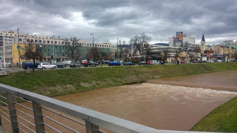 Sarajevo: Mladić pao u Miljacku, građani ga spasili