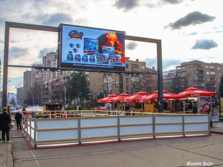 Zenica u prazničnom ruhu: U centru Zenice postavljena jelka (FOTO)