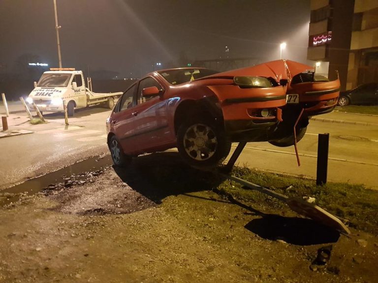ZENICA Automobil izletio sa ceste pa završio na stubovima
