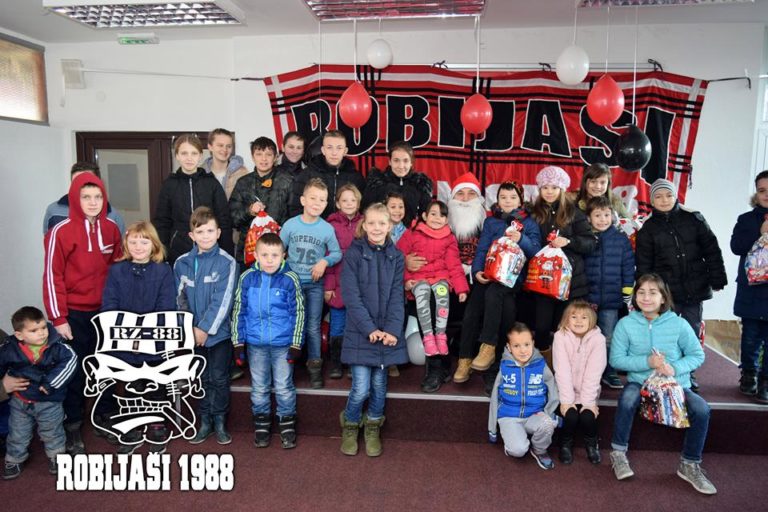 Navijači Čelika i ove godine obradovali mališane novogodišnjim paketićima