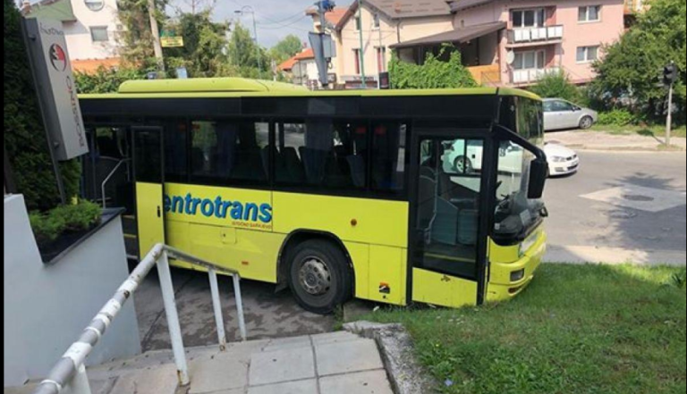 DRAMA U BiH: Autobusu otkazale kočnice