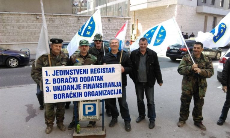 Dvadesetak boraca ispred zgrade Federalnog parlamenta, traže zakazivanje sjednice