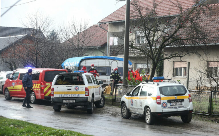U Petrinji poginuo volonter, pao s krova