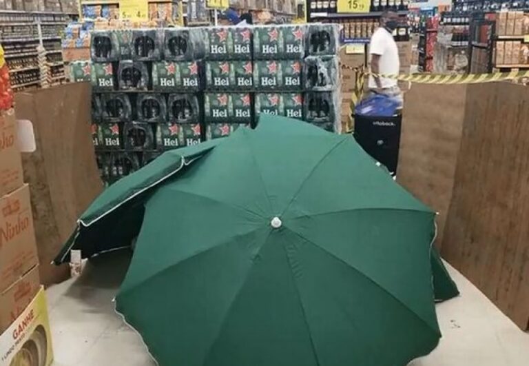 Radnik preminuo u supermarketu, kolege ga pokrile kišobranima i nastavili raditi