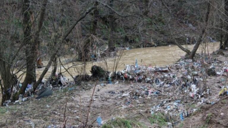 ZENICA: Rijeka Bosna kao tekuća deponija smeća